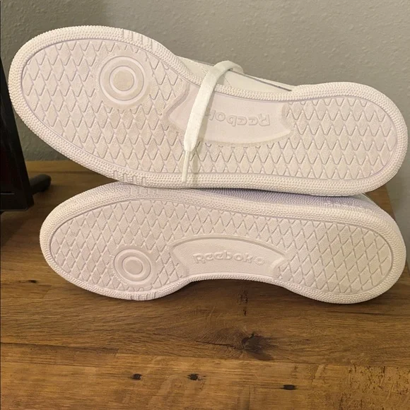 Reebok Women’s 8 Classic White Sneakers - Picture 2 of 2